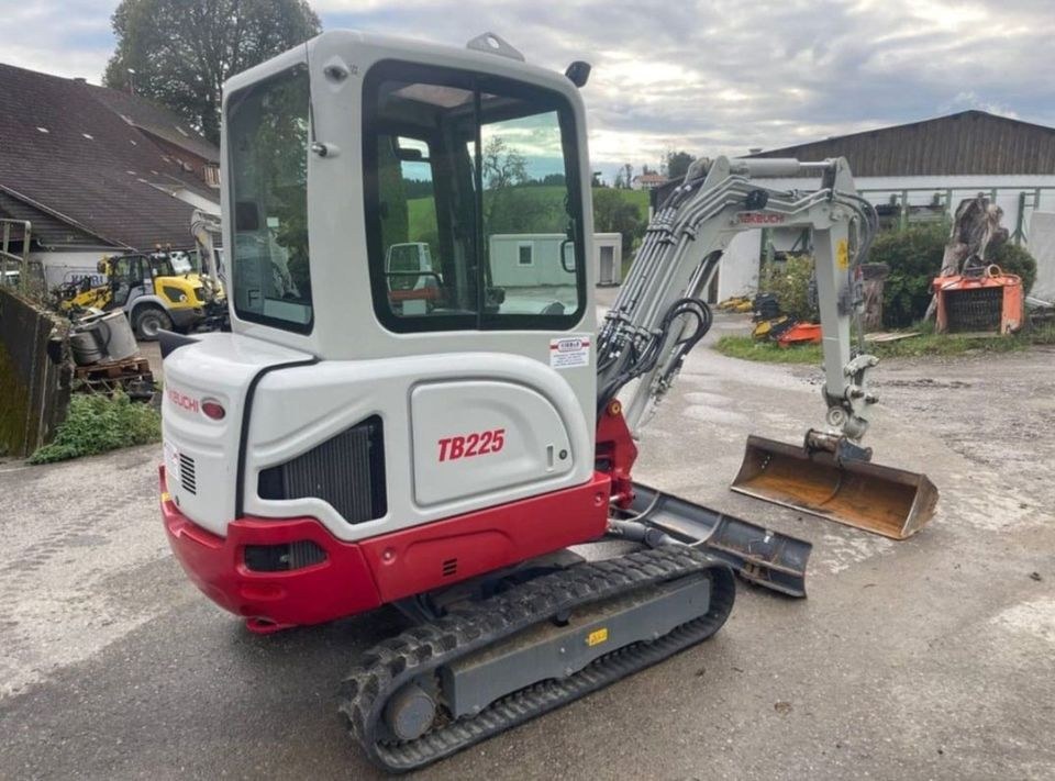 Bagger Minibagger 2,4t Takeuchi TB225 mieten in Aitrach – 2