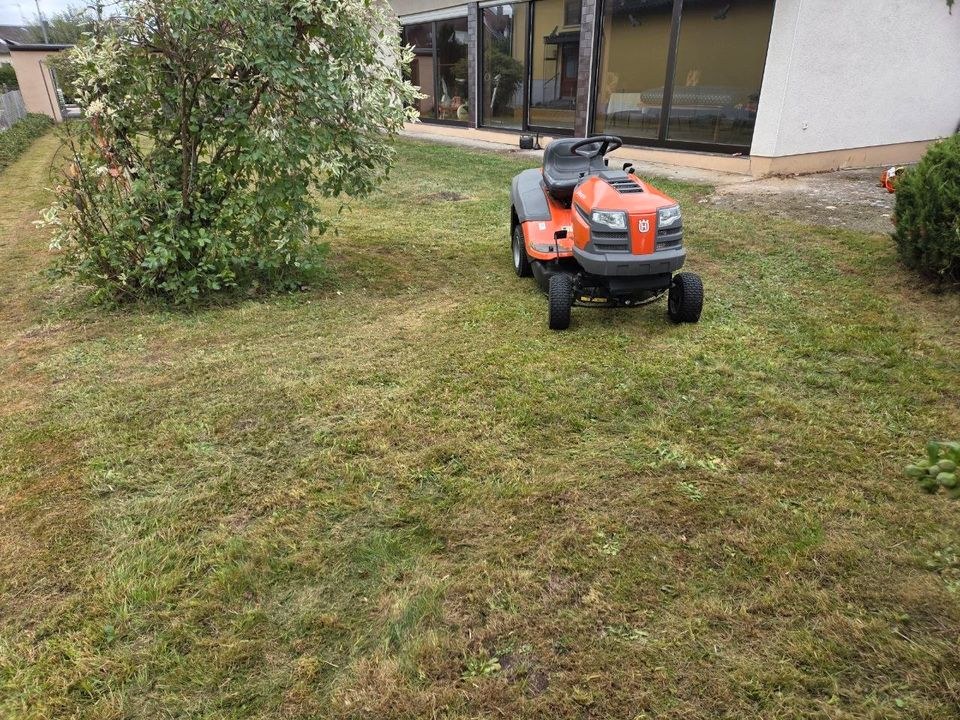 Rasentraktor Husqvarna CTH 126 mieten in Schwandorf – 4
