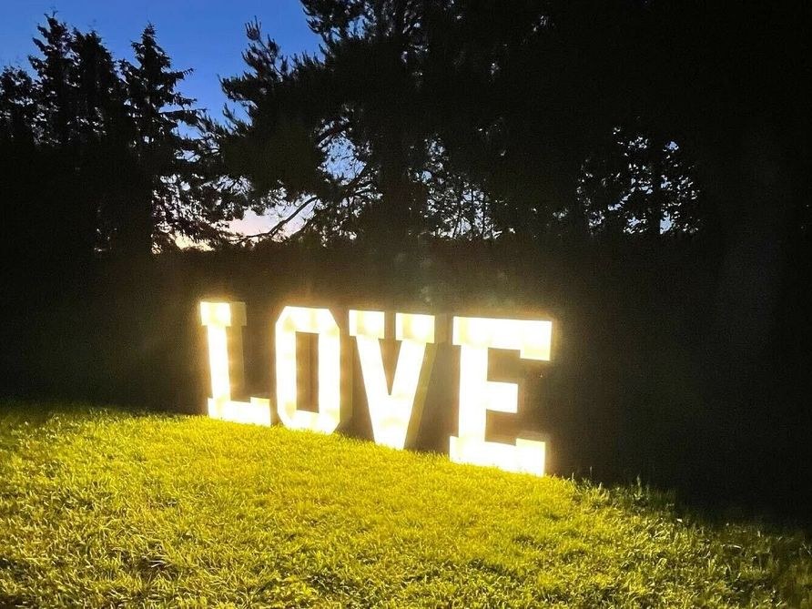 XXL Leuchtbuchstaben LOVE mieten in Erding – für die Hochzeit – 4