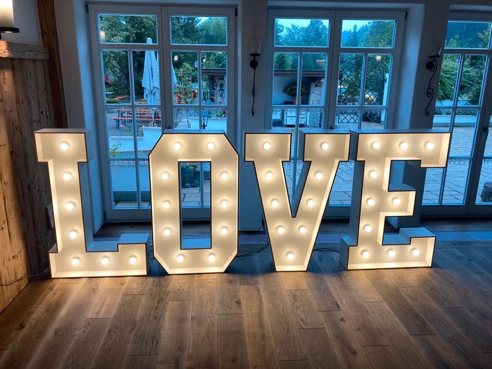 XXL Leuchtbuchstaben LOVE mieten in Erding – für die Hochzeit