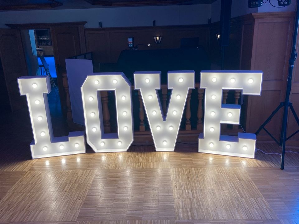 XXL Leuchtbuchstaben LOVE mieten in Erding – für die Hochzeit – 2