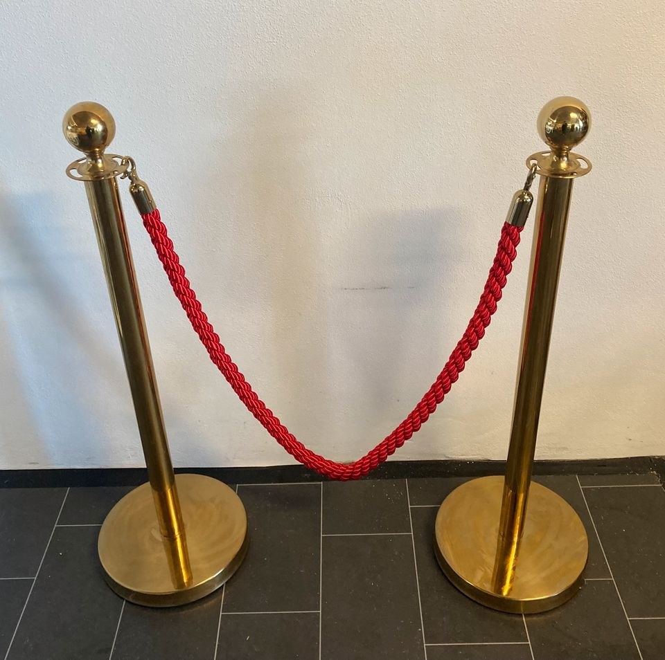 Personenleitsystem goldene Absperrpfosten mieten in Erding
