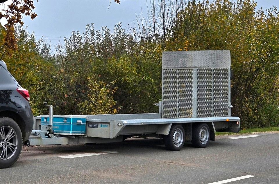 N BAUMASCHINENTRANSPORTANHÄNGER FLACHE LADERAMPE mieten – 3