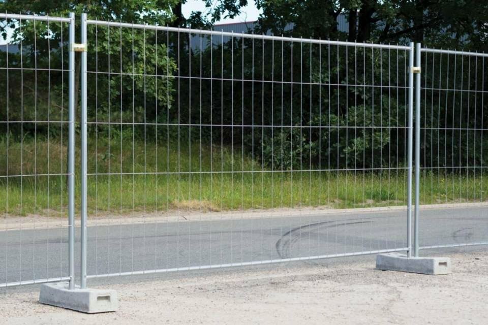 Bauzaun Absperrung Bauzaunplanen mieten in Thyrnau – für die Baustelle