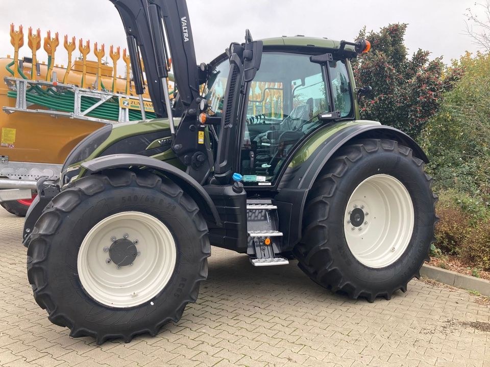 Valtra N155 Schlepper mieten in Wrestedt – Zubehör statt Kauf
