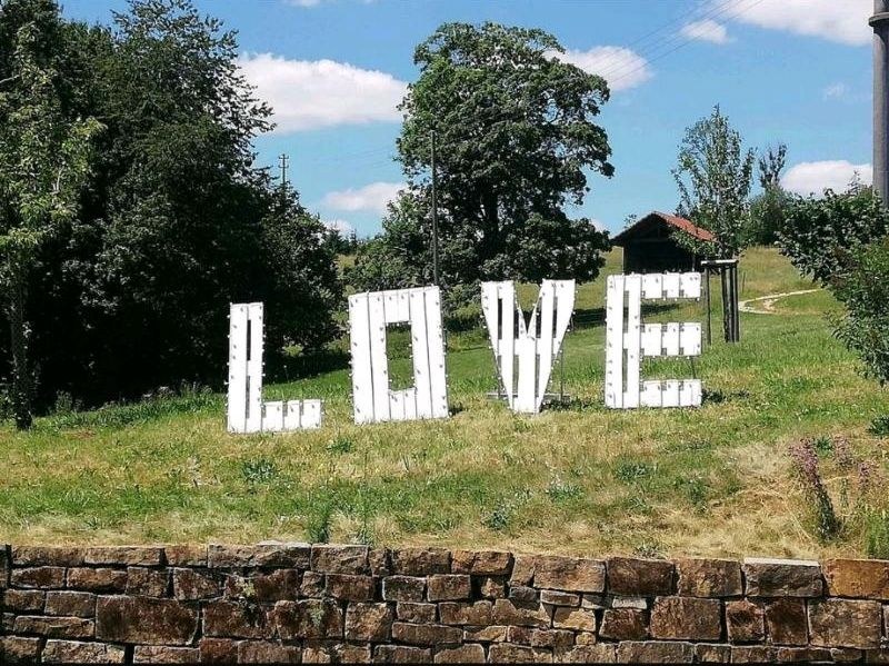 Buchstaben LOVE Beleuchtung mieten in Aach – Licht für Party & Event
