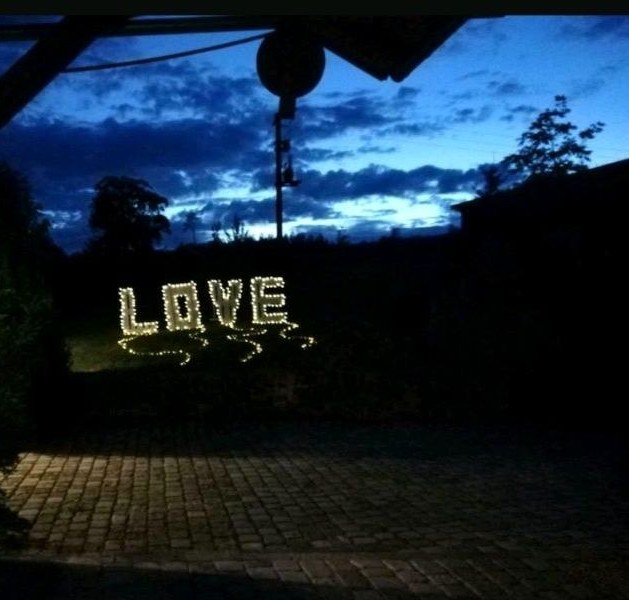 Buchstaben LOVE Beleuchtung mieten in Aach – Licht für Party & Event – 2