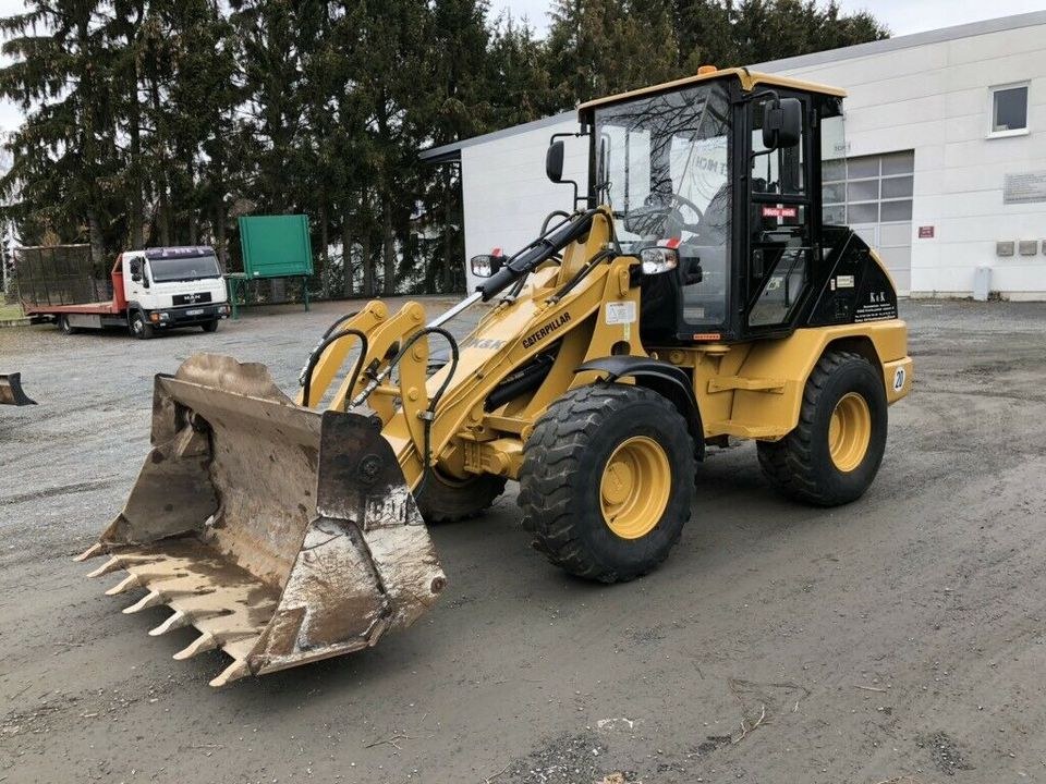 Radlader CAT 906 Klappschaufel Palletengabel mieten in Mücke