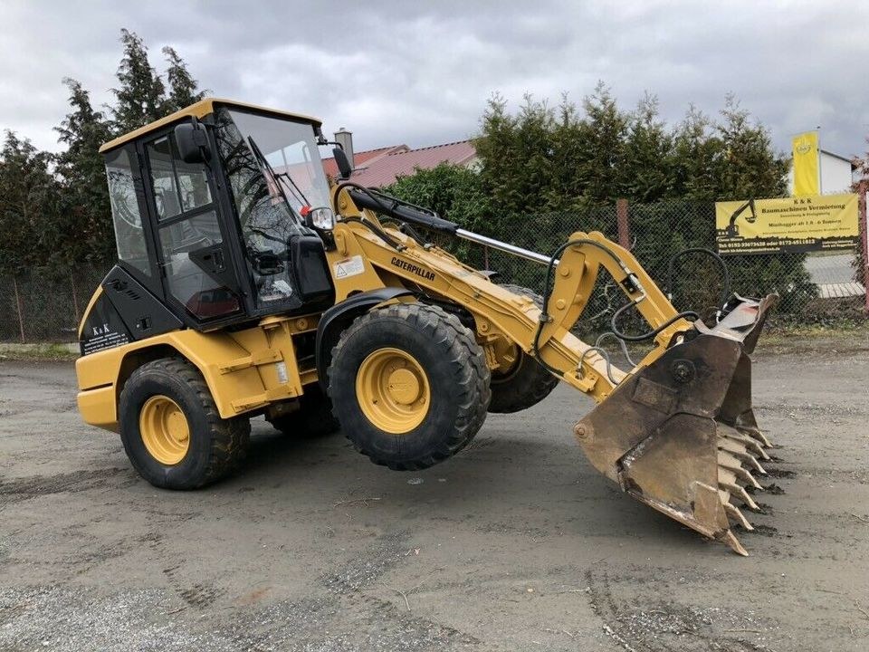 Radlader CAT 906 Klappschaufel Palletengabel mieten in Mücke – 3