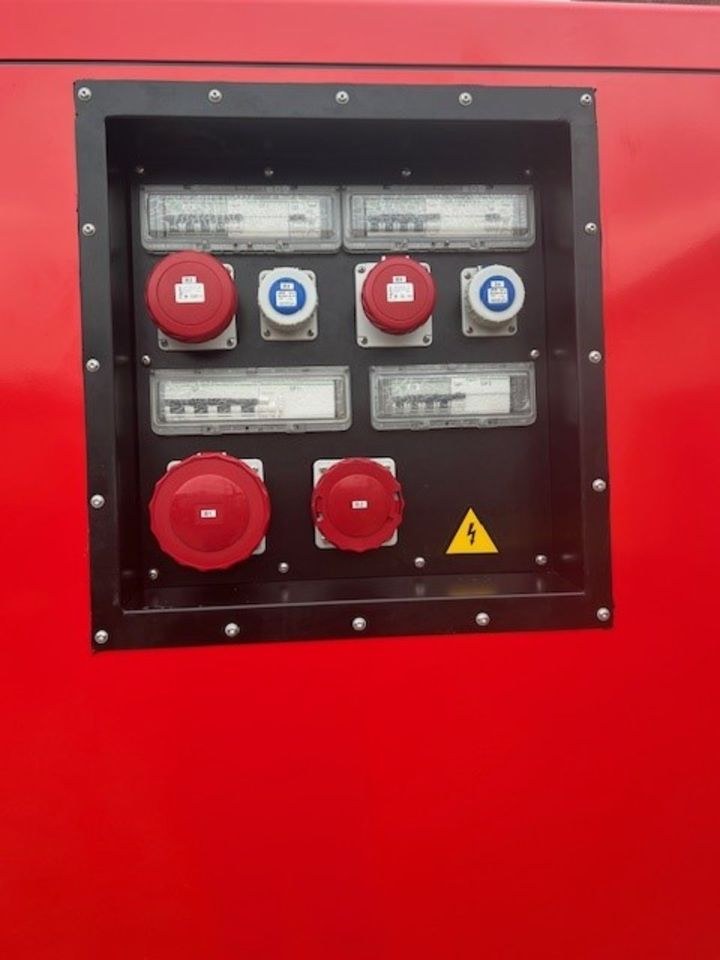 Stromerzeuger 160 kVa 120 KW auf Fahrwerk mieten bei Klamor – 2