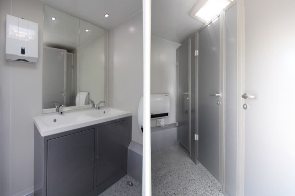 Großer Toilettenwagen mieten bei PSE-Events – für Baustelle & Fest – 3