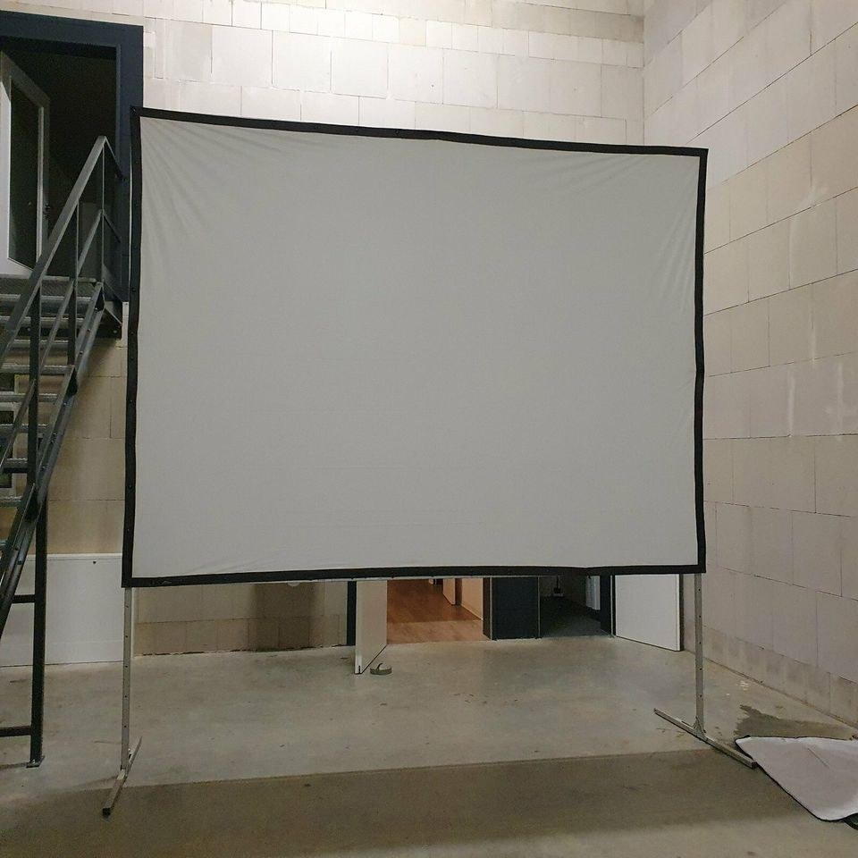 Beamerleinwand mieten in Osnabrück – für Präsentation & Filmabend