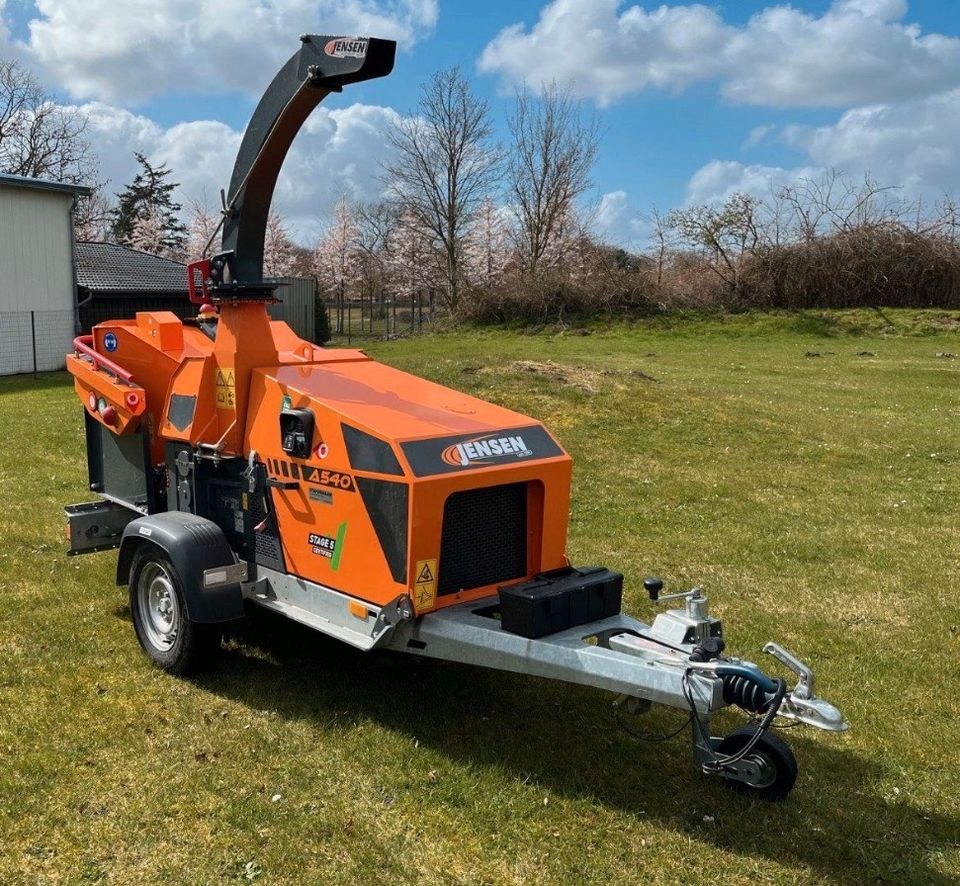 Häcksler Holzhäcksler Schredder Jensen 19cm A540 mieten in Großefehn – 2