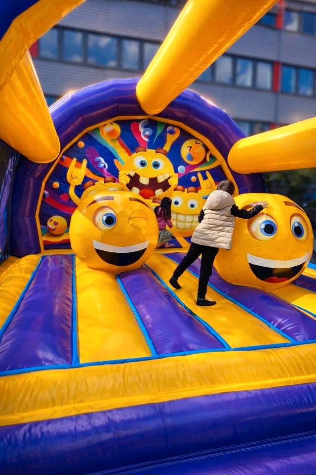 XXL Emoji Hüpfburg 6×5 m mieten bei Top Preis Vermietung – 2