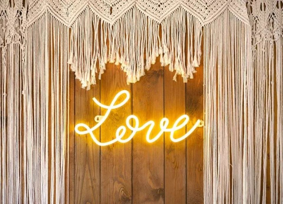 XL Schriftzug LOVE LED mieten in Waging am See