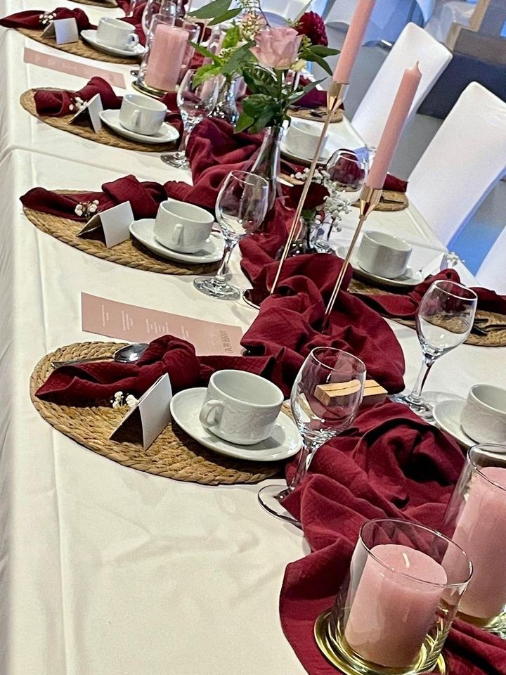 Deko Musselin Servietten Läufer BEERE BORDEAUX mieten in Waging am See – 4