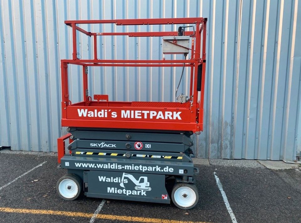 Scherenbühne Bühne Steiger Arbeitsbühne mieten bei Waldis Mietpark