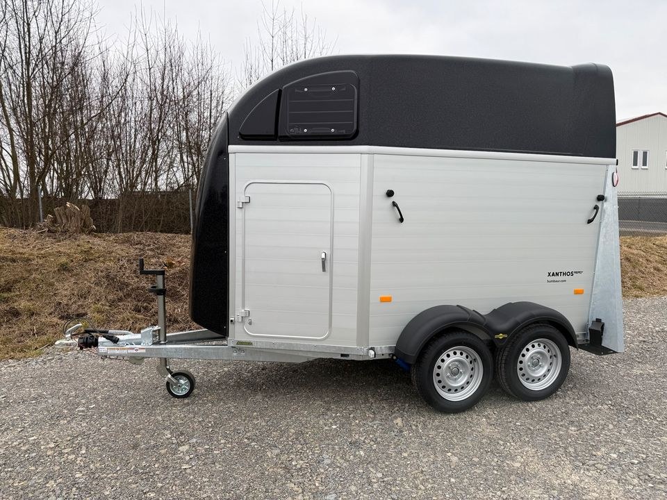 Pferdeanhänger Sattelkammer Pferdetransporter mieten