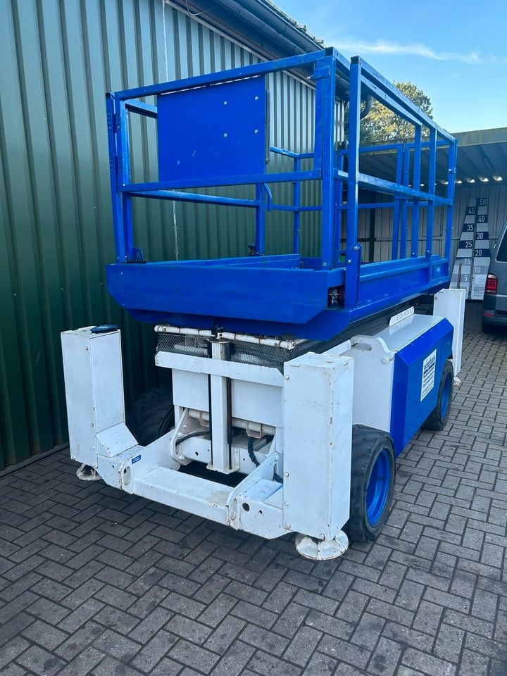 Allradscherenbühne 12 m Diesel hydr Abstützung mieten in Garrel – 2