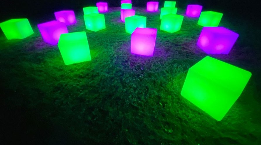 Beleuchtete LED Würfel 18 mieten in Waltrop – 2