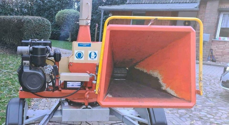 Häcksler mieten bei SD-Baumaschinen – für Ast- & Heckenschnitt