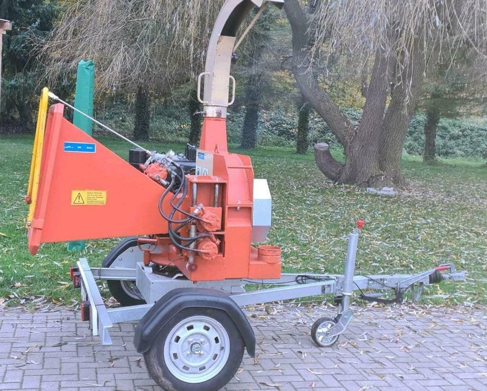 Häcksler mieten bei SD-Baumaschinen – für Ast- & Heckenschnitt – 2