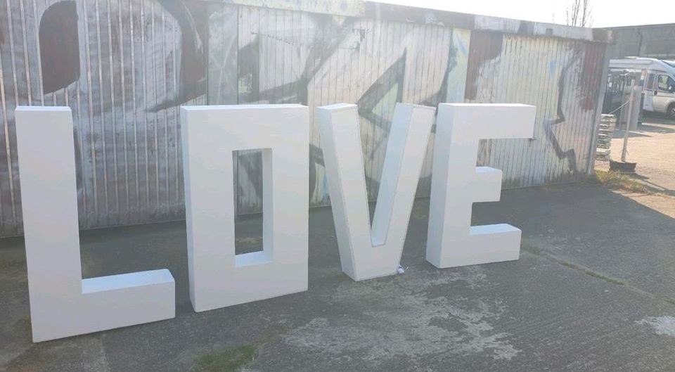 Große LOVE Buchstaben Deko mieten in Gehlsdorf – für die Hochzeit