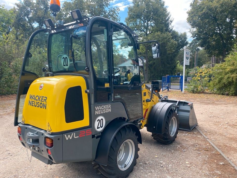 Radlader Hoflader Bagger mieten in Beelitz – für Schüttgut & Paletten – 4