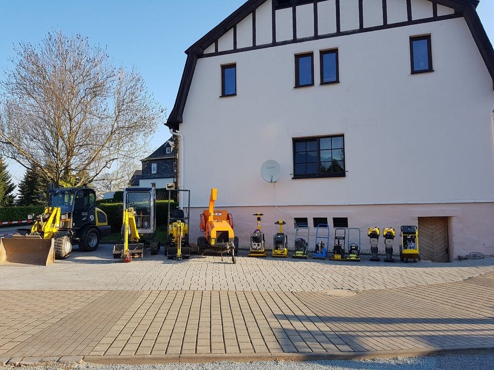 Radlader Minibagger Häcksler Rüttelplatte mieten in Stollberg
