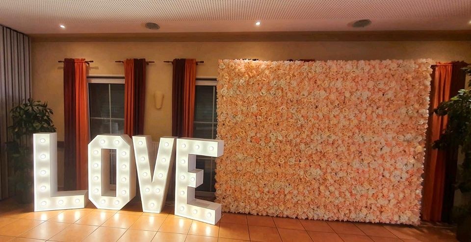 Blumenwand Flowerwall Hochzeitsdeko Babyparty mieten bei AK Verleih