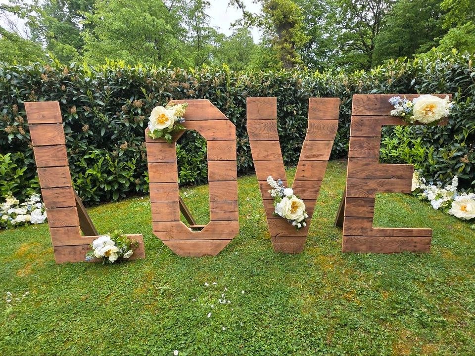 LOVE Holzbuchstaben Deko mieten in Garath – für die Hochzeit