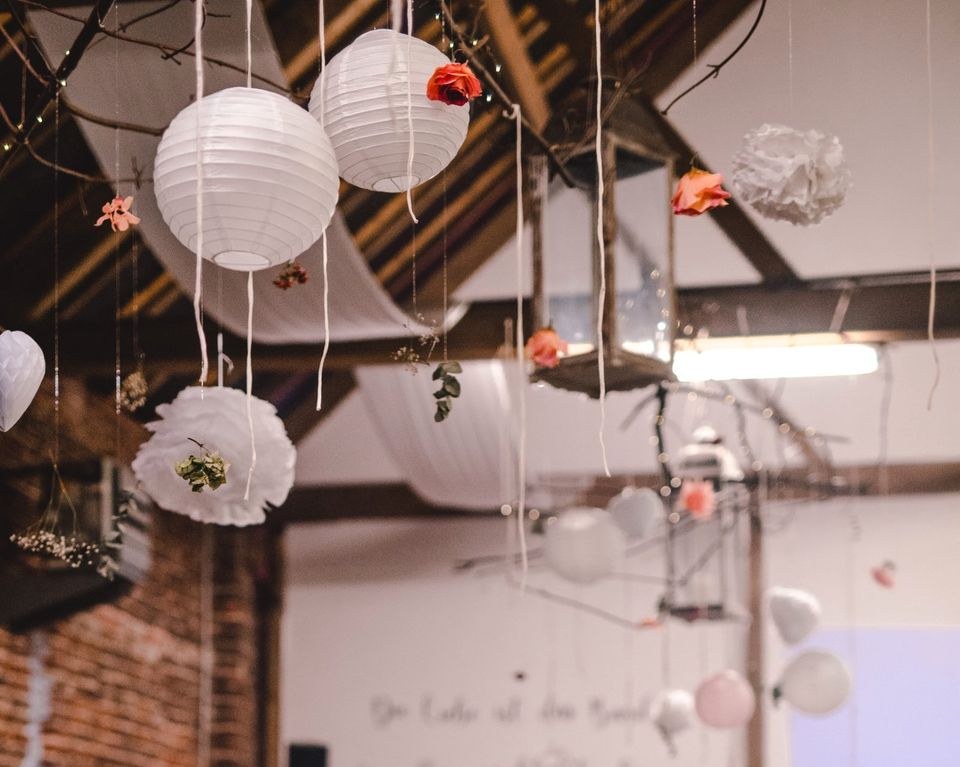 80 weiße Papierlampions Pompoms Deko mieten in Garath – 2