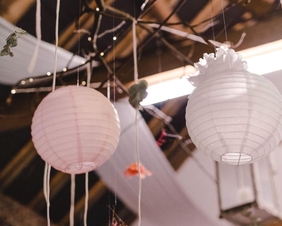 80 weiße Papierlampions Pompoms Deko mieten in Garath – 3
