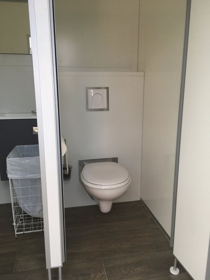 Toilettenwagen Kühlwagen Bierzeltgarnituren mieten in Euskirchen – 4