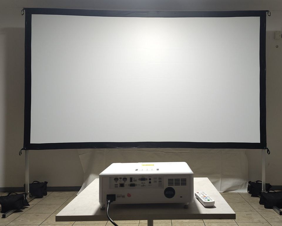 I 4000ANSI Laserprojektor Tisch Leinwand mieten