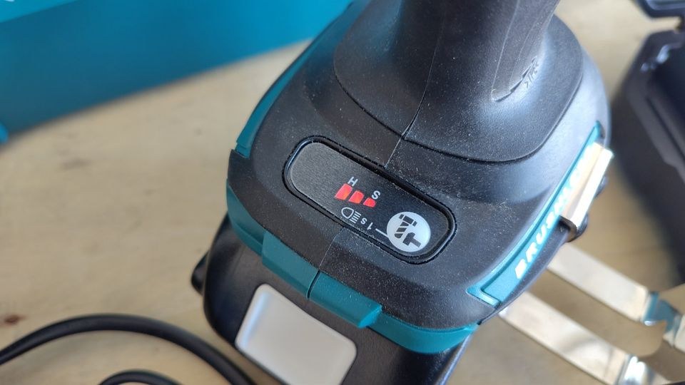 I Makita DTW1002 Schlagbohrschrauber Zubehör mieten – 2