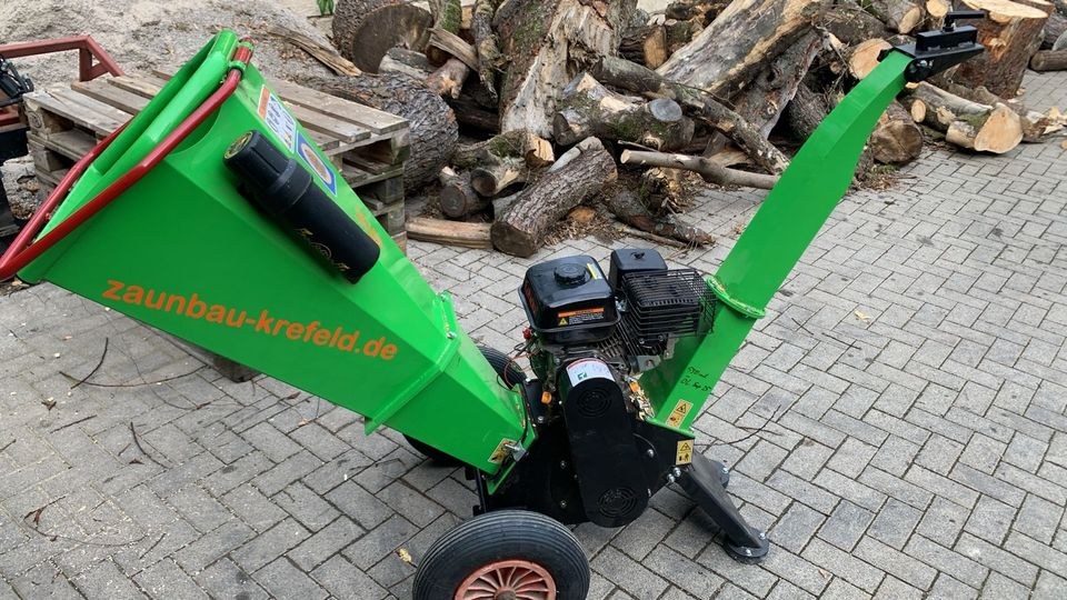 Benzin Häcksler Holzhäcksler Hacker holz mieten in Krefeld