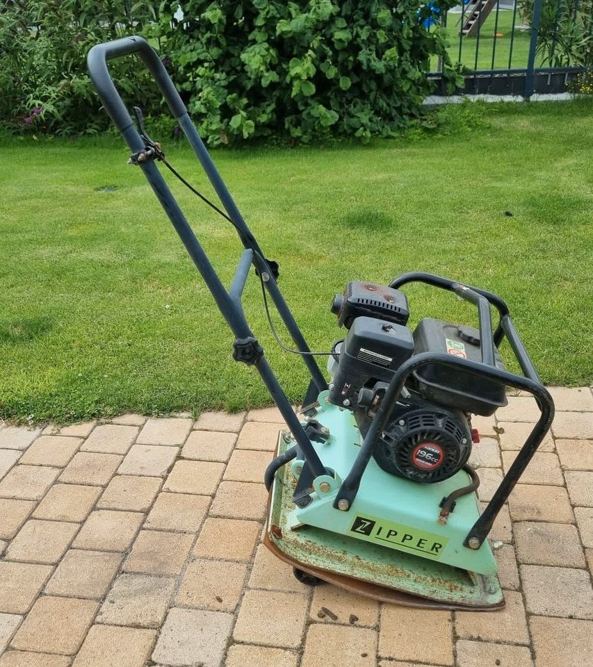 RÜTTELPLATTE STAMPFER VERDICHTER 88 kg mieten in Krefeld – 2