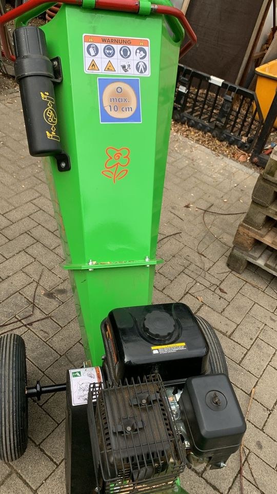 Benzin Häcksler Holzhäcksler Hacker holz mieten in Krefeld – 3