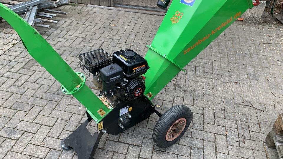 Benzin Häcksler Holzhäcksler Hacker holz mieten in Krefeld – 2