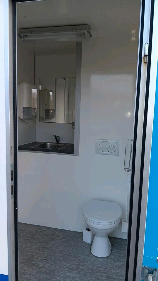 kleines Badmobil Badanhänger Toilettenwagen mieten in Nüsttal – 2