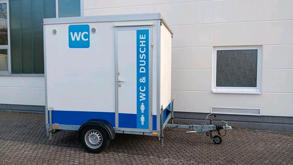 kleines Badmobil Badanhänger Toilettenwagen mieten in Nüsttal