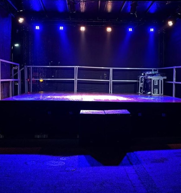 Bühne Stage Pultdach Podeste Beleuchtung mieten in Oberhausen – 2
