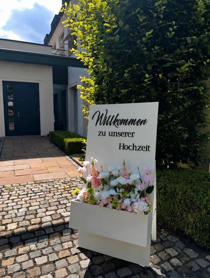 Willkommensschild Kunstblumen Deko mieten bei RentYourBooth Fotobox