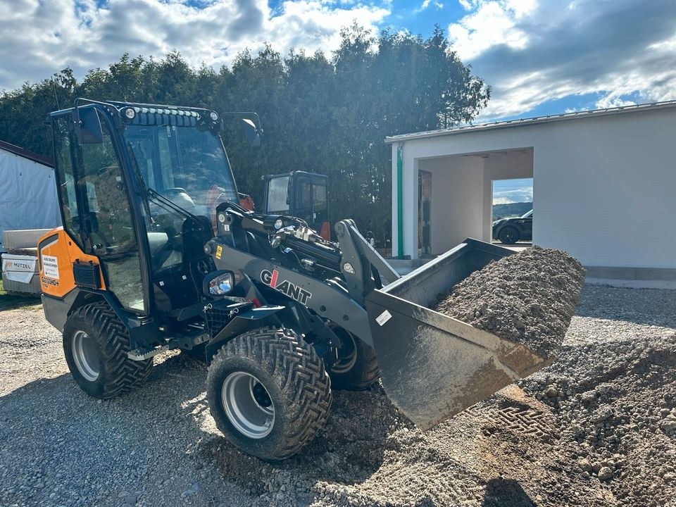 GIANT G2700 HD+ X TRA RADLADER mieten bei Basti’s Baumaschinenverleih