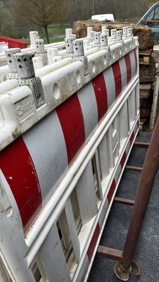 diverse Absperrungen Abschrankungen mieten bei DH – für die Baustelle