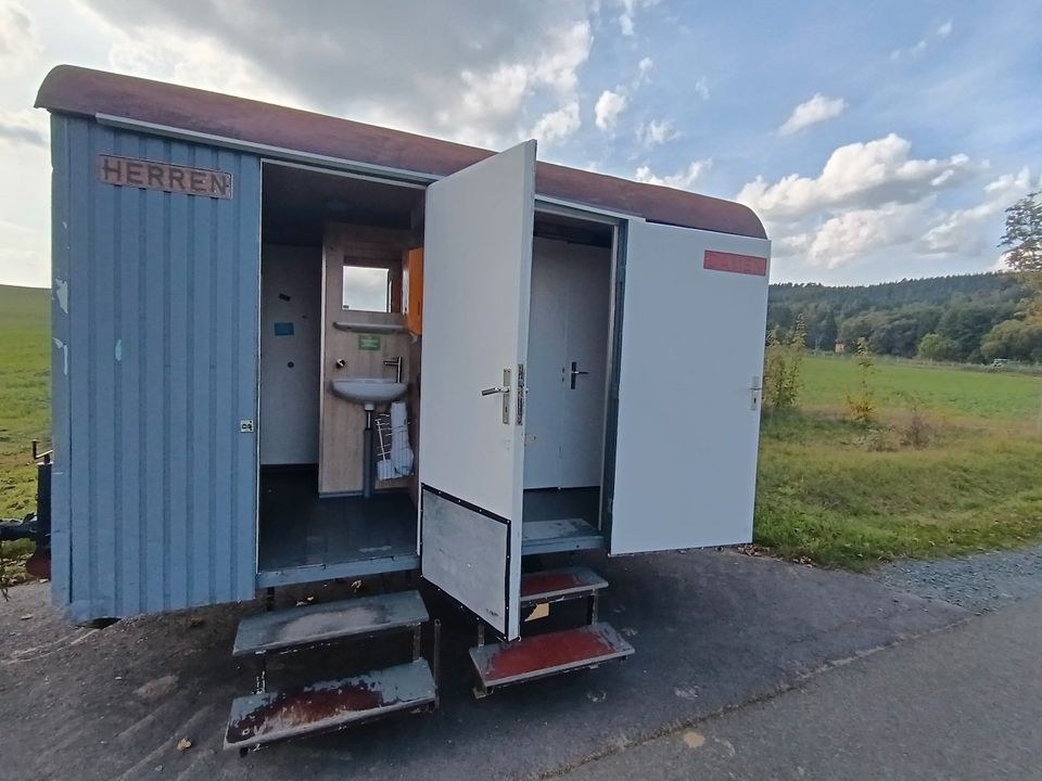 WC Toilettenwagen Sanitär Anhänger mieten in Dippoldiswalde
