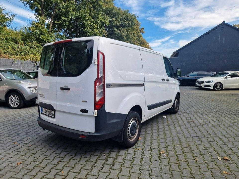 Transporter Ford Transit Custom Bulli mieten in Essen – 3