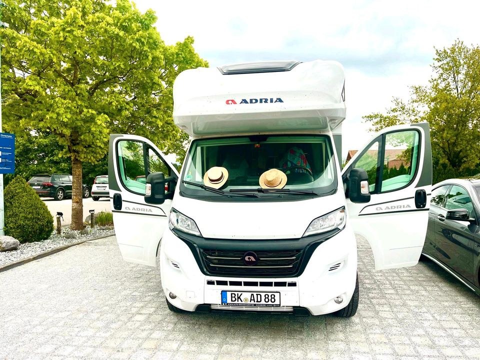 ausgestattet Camper Wohnmobil Adria Coral XL mieten in Backnang – 2