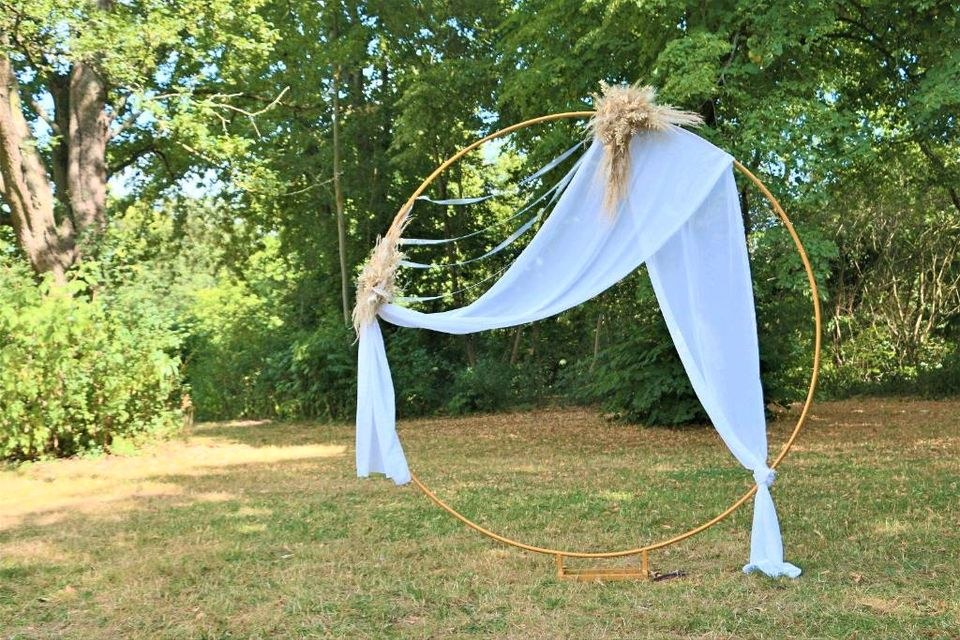 Traubogen Luftballonbogen Hochzeitsdeko mieten bei Areletia-Weddings